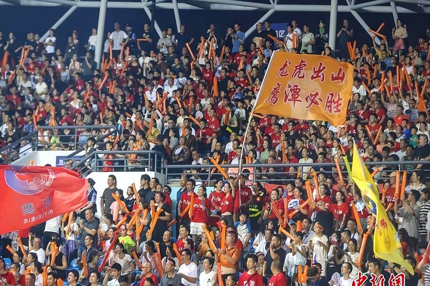 球迷们为比赛结果紧张不安地等待着 球迷们为比赛结果紧张不安地等待着